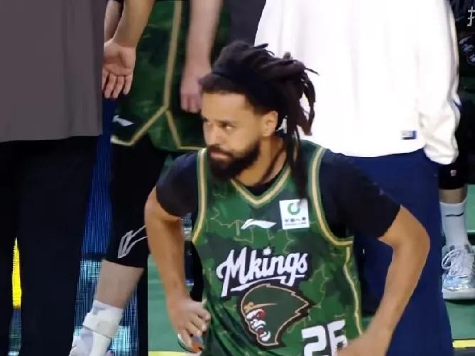 说唱歌手科尔首秀0分！南京天之蓝真敢玩，如此关键的卡位战，让最会唱歌的篮球人体验