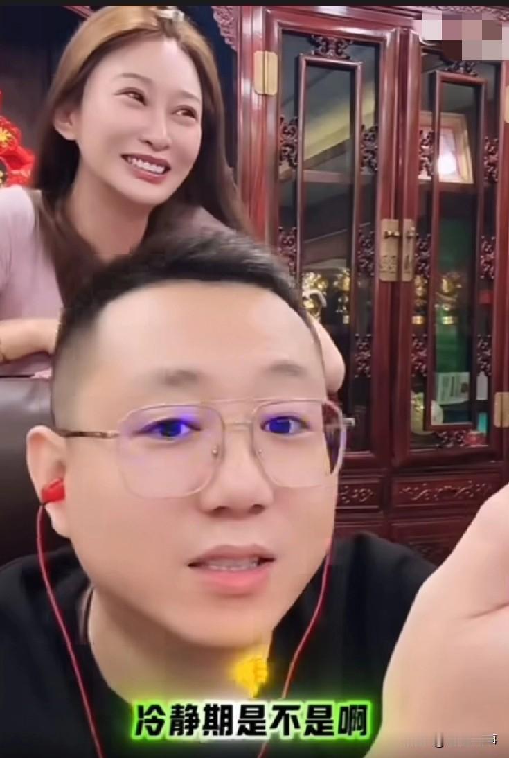 王小源给董莹莹打电话询问和刘一手离婚了吗？莹莹说快两个月了，我俩现在就是好哥们，