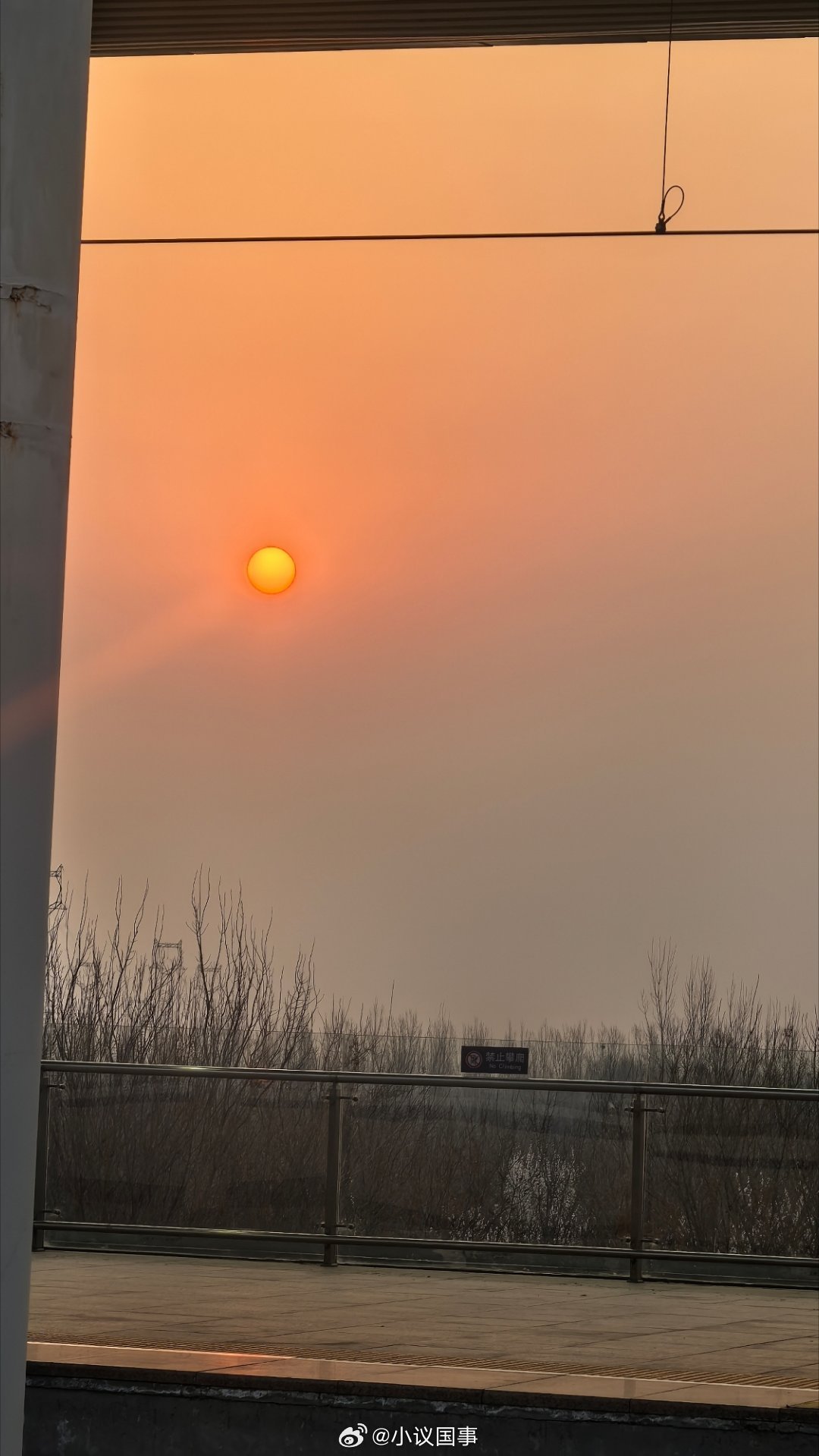 既然人天生就是社会的，那他就只能在社会中发展自己的真正的天性。陈年夜话