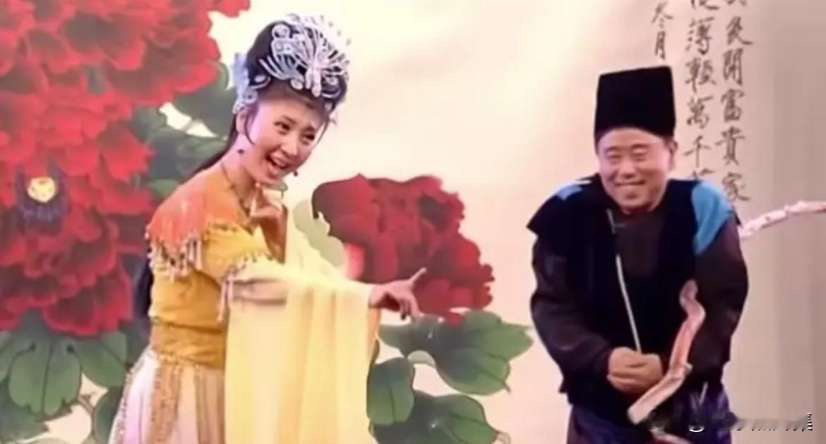 上世纪九十年代，闫学晶与潘长江在台上表演二人转时的一幕。当时，闫学晶主要在吉林、