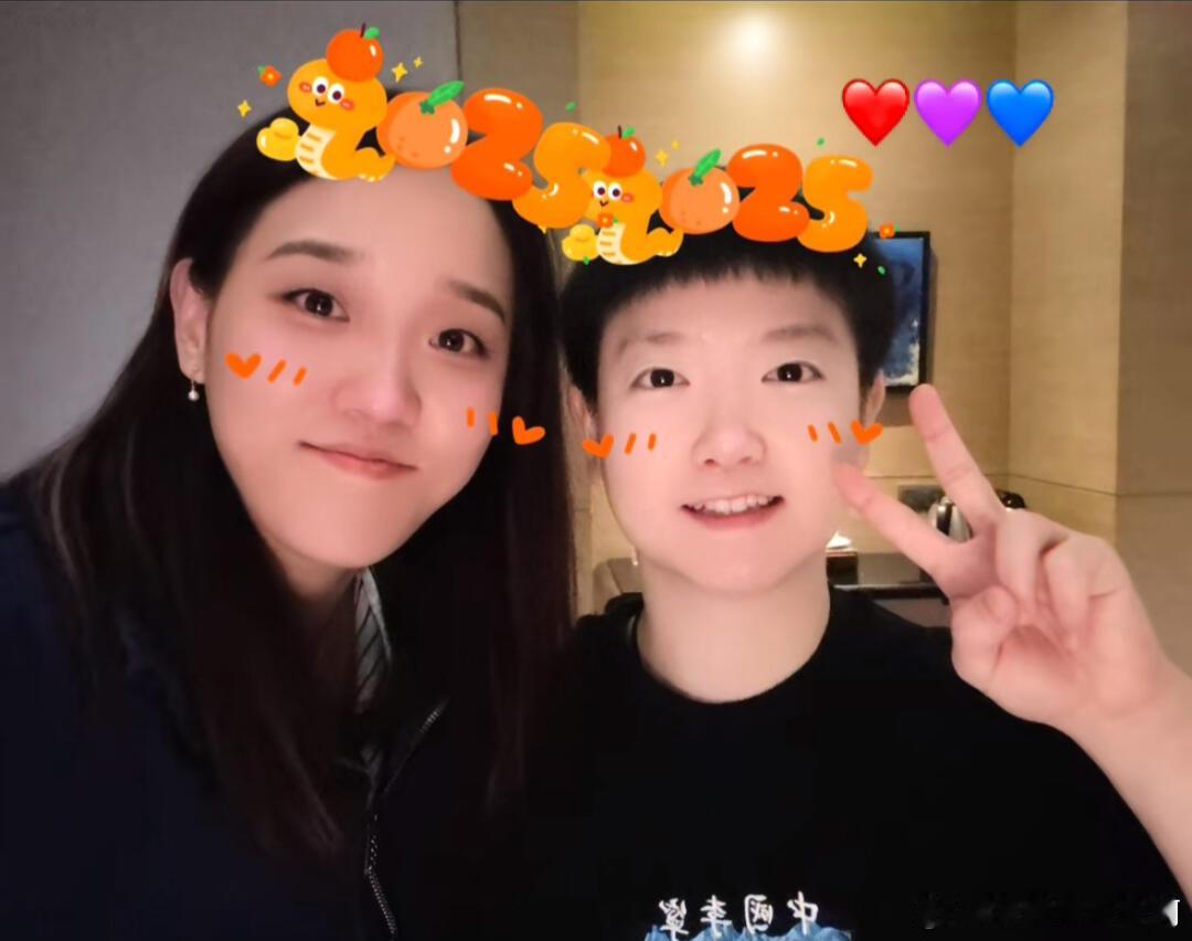 剪刀手小猫，孙颖莎孙阳铭姐妹俩新年快乐[兔子] 