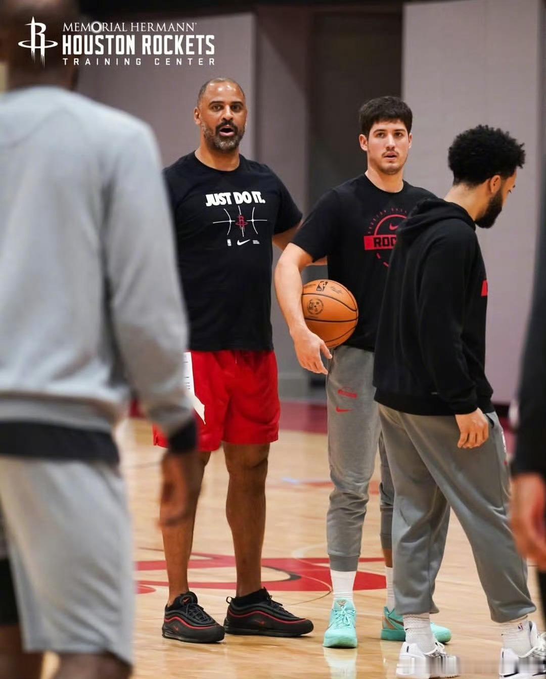 反正照片里头发第二少的那位说，伊森打掘金就复出，就是先不打背靠背休斯顿火箭