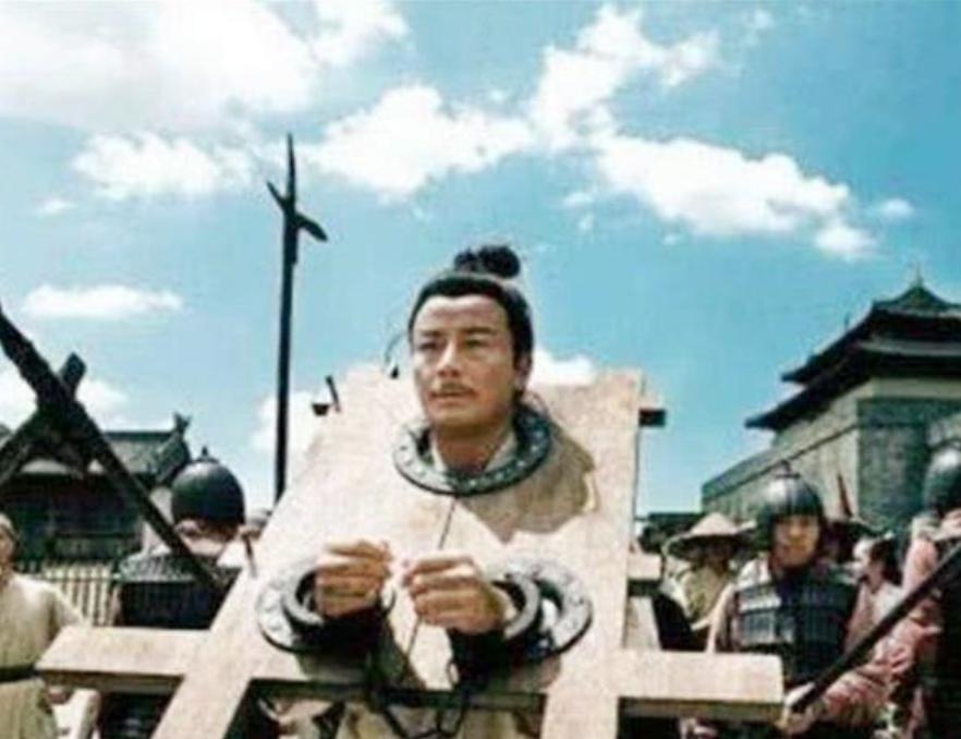 隋朝有个管押送的官员，押送70名流放囚犯去长安，走到半路，他把所有人的枷锁全解了