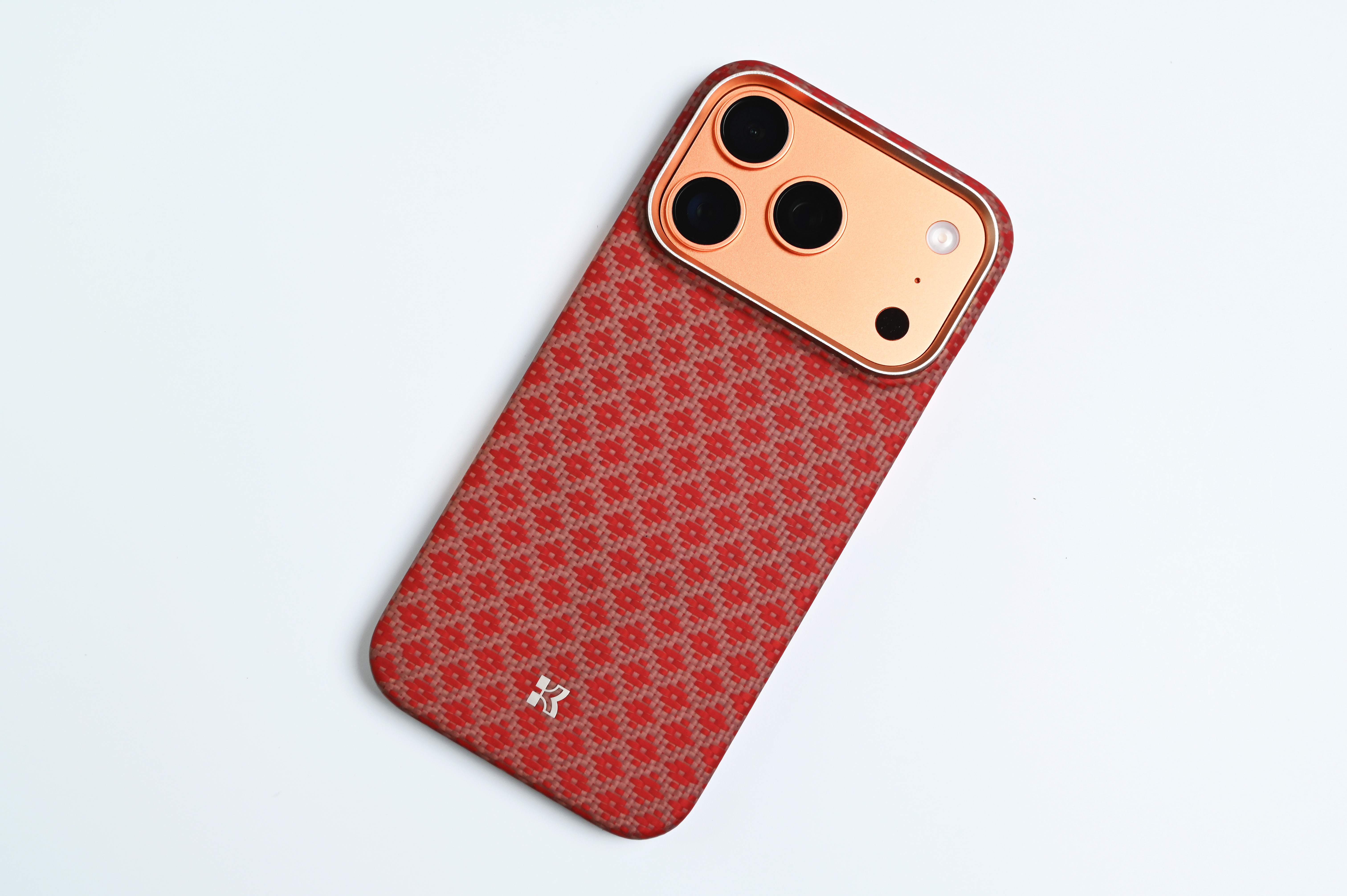 数码小厂的出路在哪手机、平板等数码大件比不过，就做一些专而精的配件吧。比如手机壳