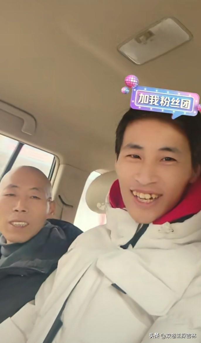 亲情，让张云鹏血肉疯长，面相一天一个样。
张云鹏从加拿大到父亲身边，一路上吃，一