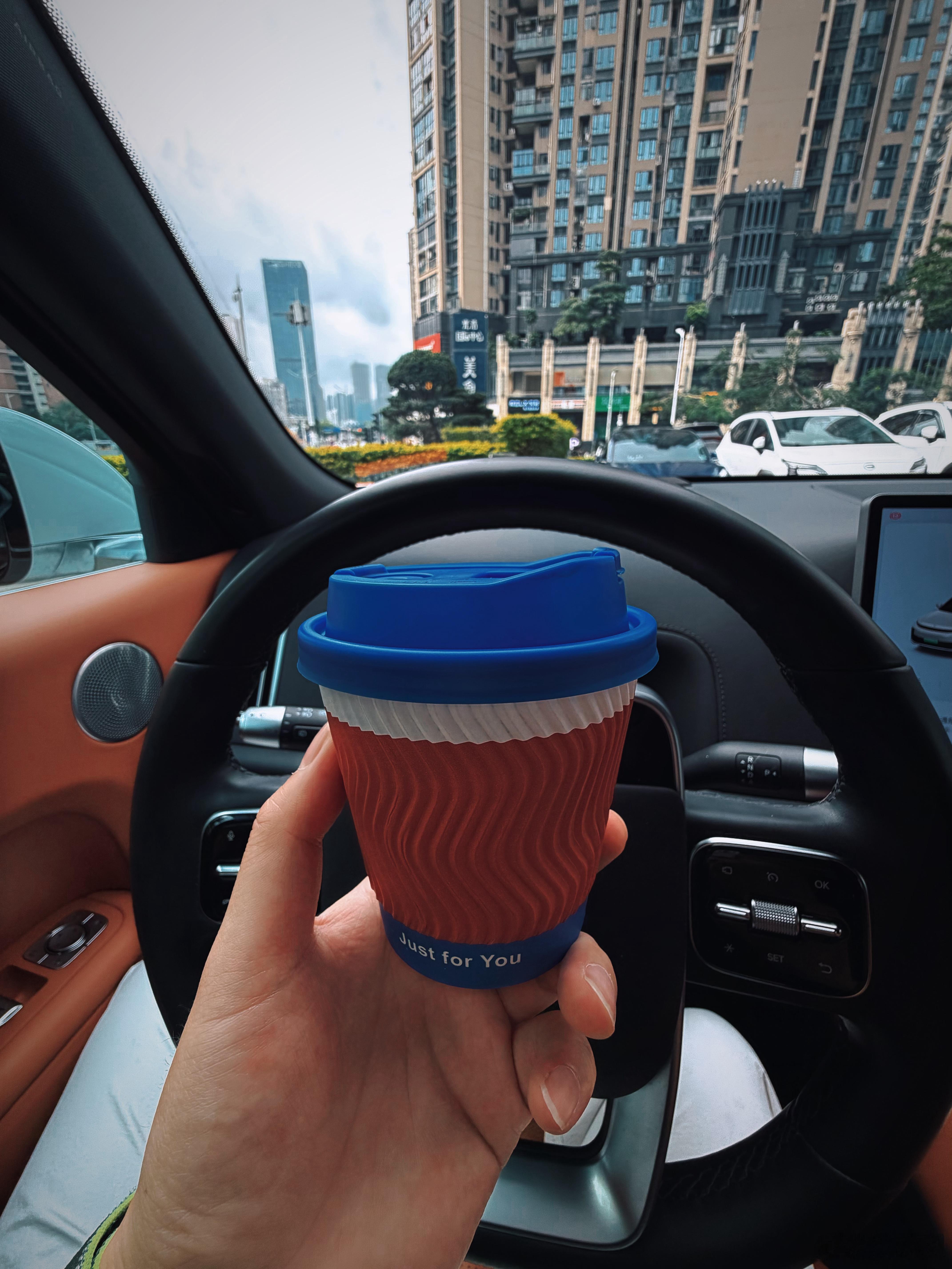 招行金葵花这么多年，是第一次取钱主动给我送咖啡。当然我知道她是为了让我搞闪电贷，