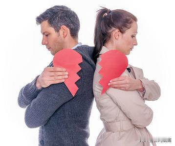 我弟弟结婚10年，他老婆全职在家10年，当弟弟提出离婚时，他本以为老婆会纠缠不清