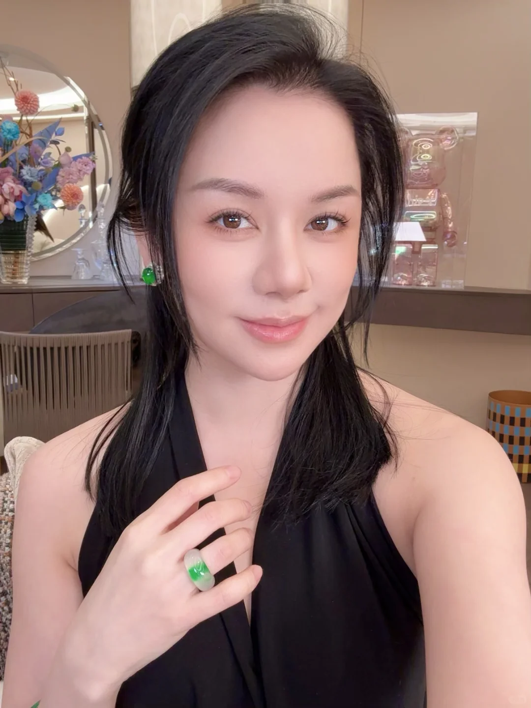 头发染了一个黑蓝～