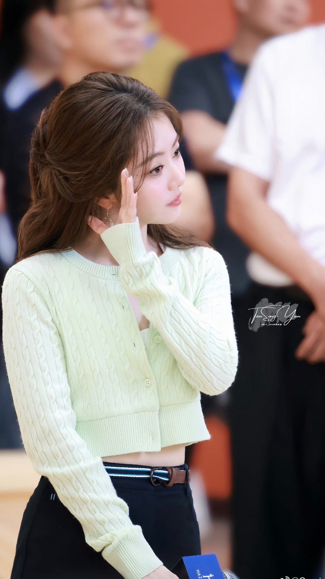 #谭松韵沈阳线下活动#今日线下活动 绿色露腰针织开衫+编发披肩，妥妥青春女大~ 