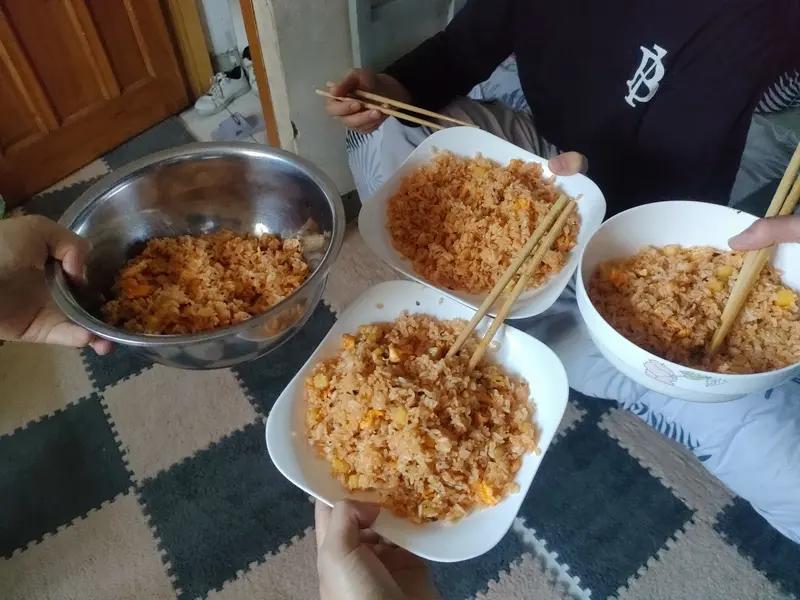 今天是宝贝再次上岗的头一天，安安静静的，半点儿动静都没有。

我们仨有个晒饭群，