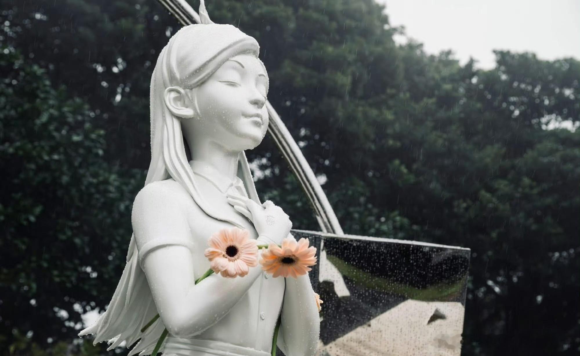 雕像设计造型原图找到了！虽然设计师说不是为了重现她的样貌，很多人也说雕像不像她，