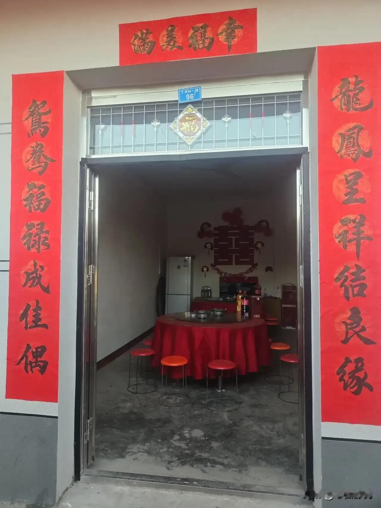 抛砖引玉，本上下联都是原刨，欢迎文友们快来对出更好的下联或上联。

上联:龙凤呈