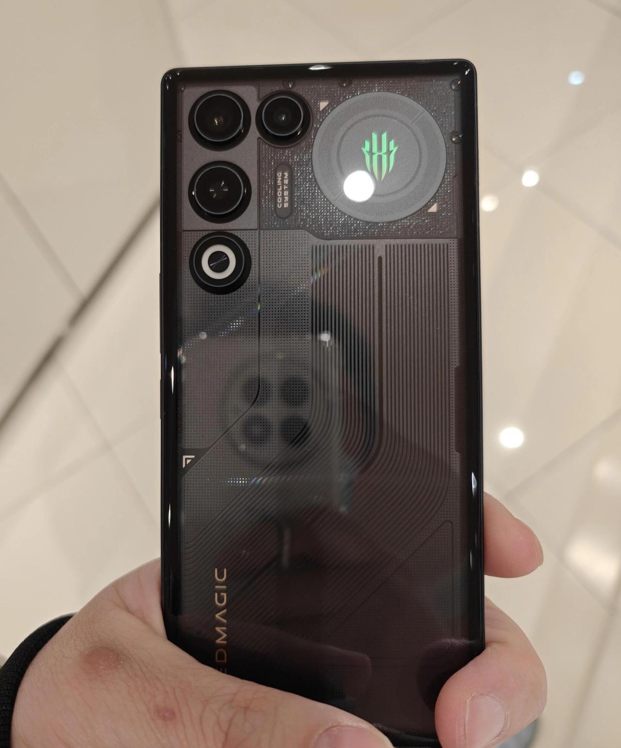 红魔11 Air上手体验，小编说说真实感受最近的Air机型扎堆发布、隔壁友商都在