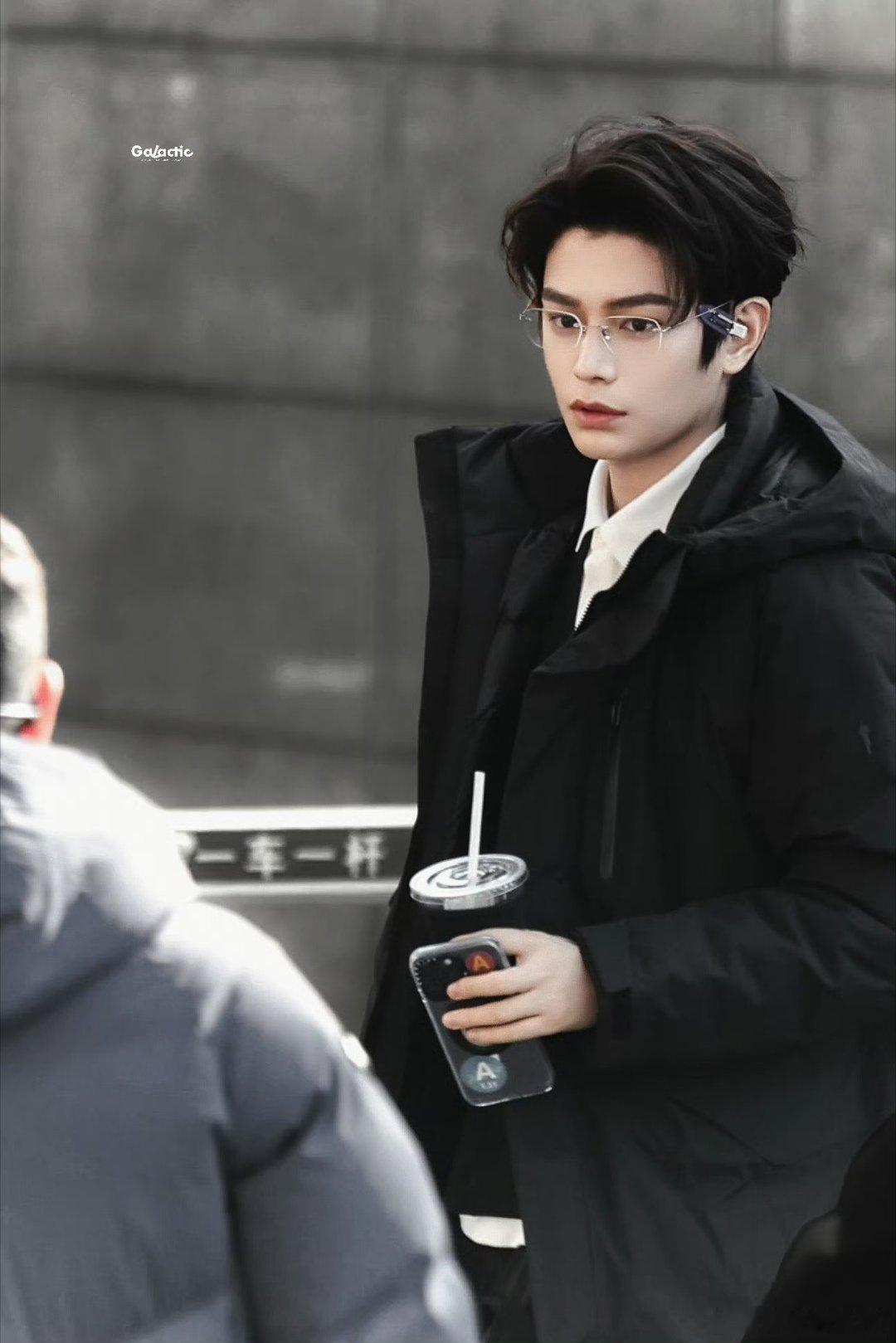 丁禹兮春晚第四次联排金丝眼镜路透，体制内老公上班了～ 