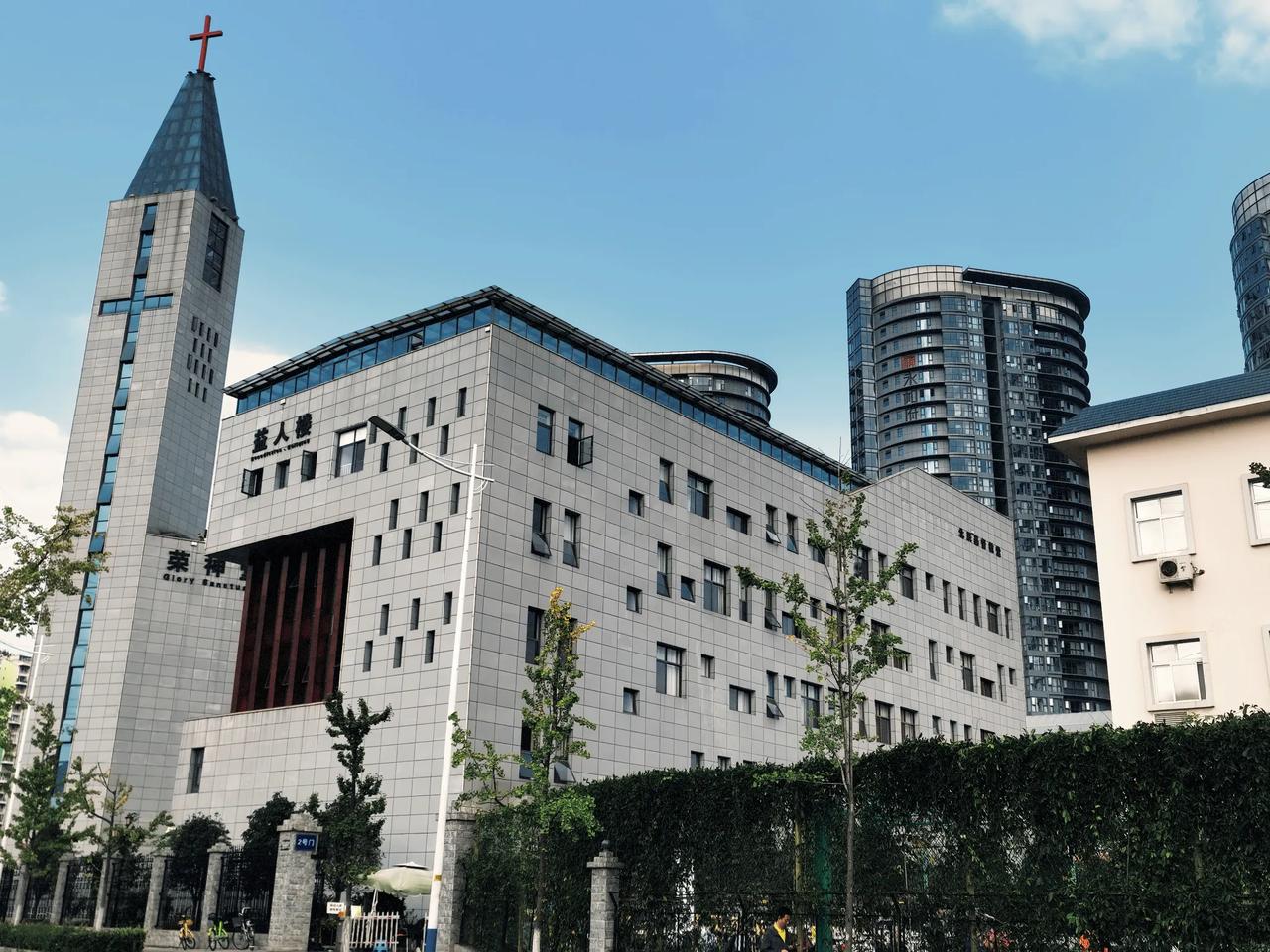 这是位于盘龙区月牙塘公园边上的一座西式建筑，叫北辰基督教堂。看样子好新，应该是从