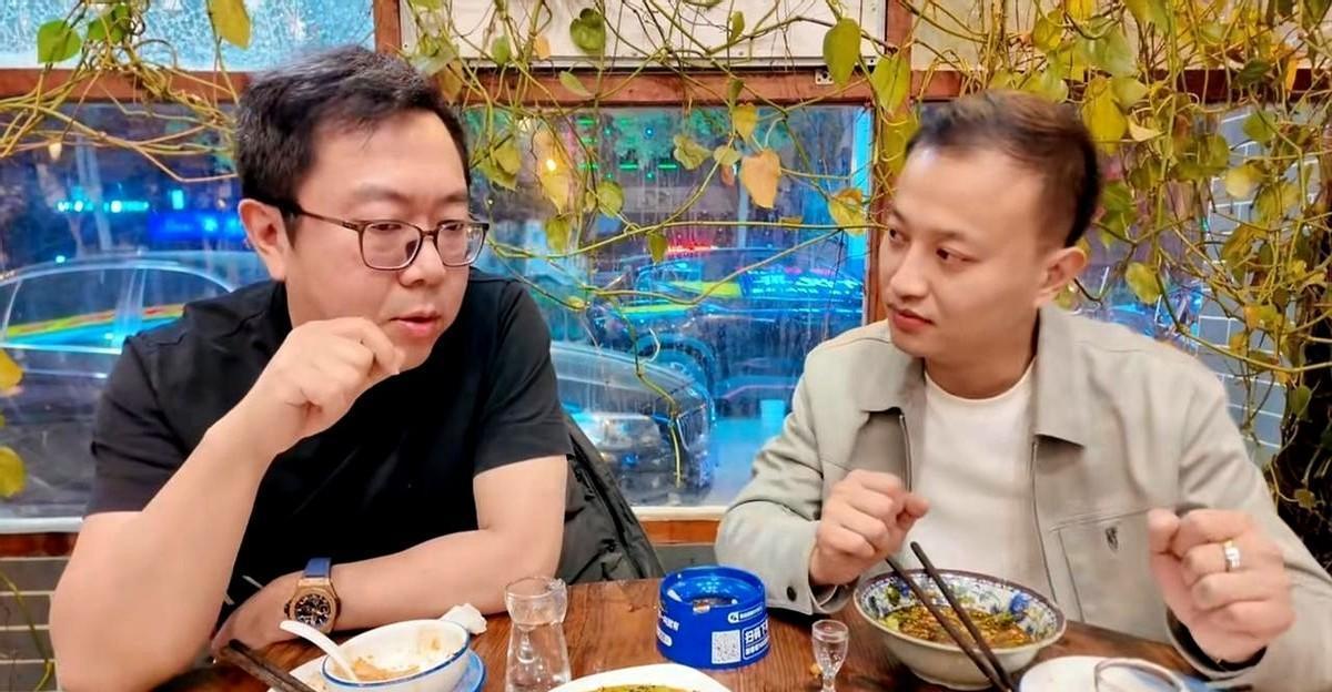 “我把你拉下水，你为我刷了一两千万。”

这句话，是一个叫金皖友约的网红，对