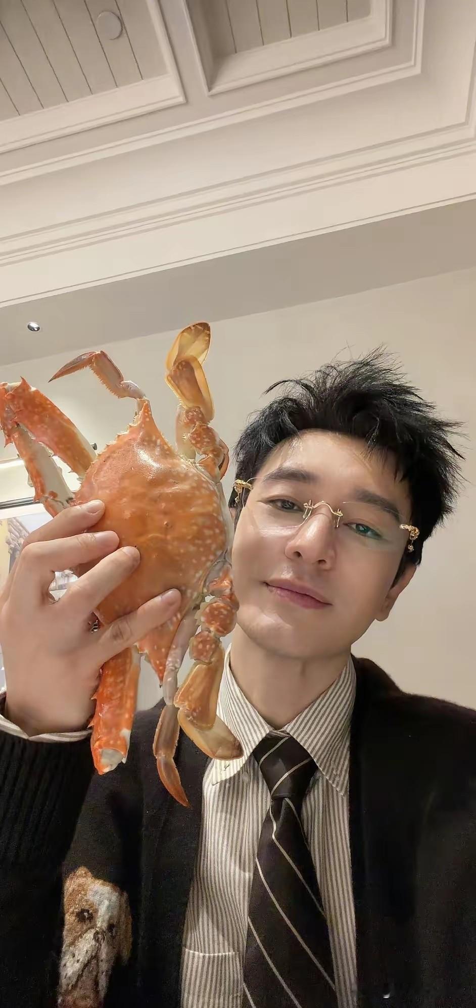 黄晓明和黄渤竟然联动宣传青岛大螃蟹，这两人虽然都是青岛的，但是演戏风格，和性格一
