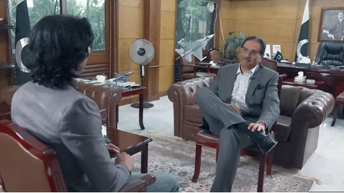 巴基斯坦开始飘了，近日巴基斯坦国防部长哈拉吉在接受采访时翘着二郎腿称，枭龙战斗机