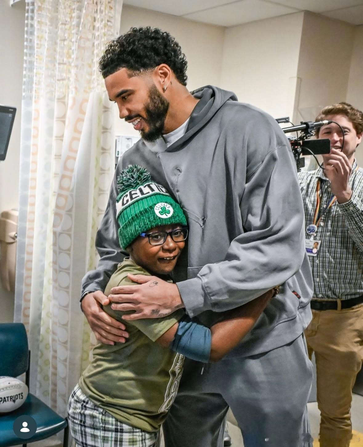 杰森·塔图姆！代表波士顿凯尔特人，和豪瑟、普里查德、A西蒙斯、米诺特、奎塔等Ce