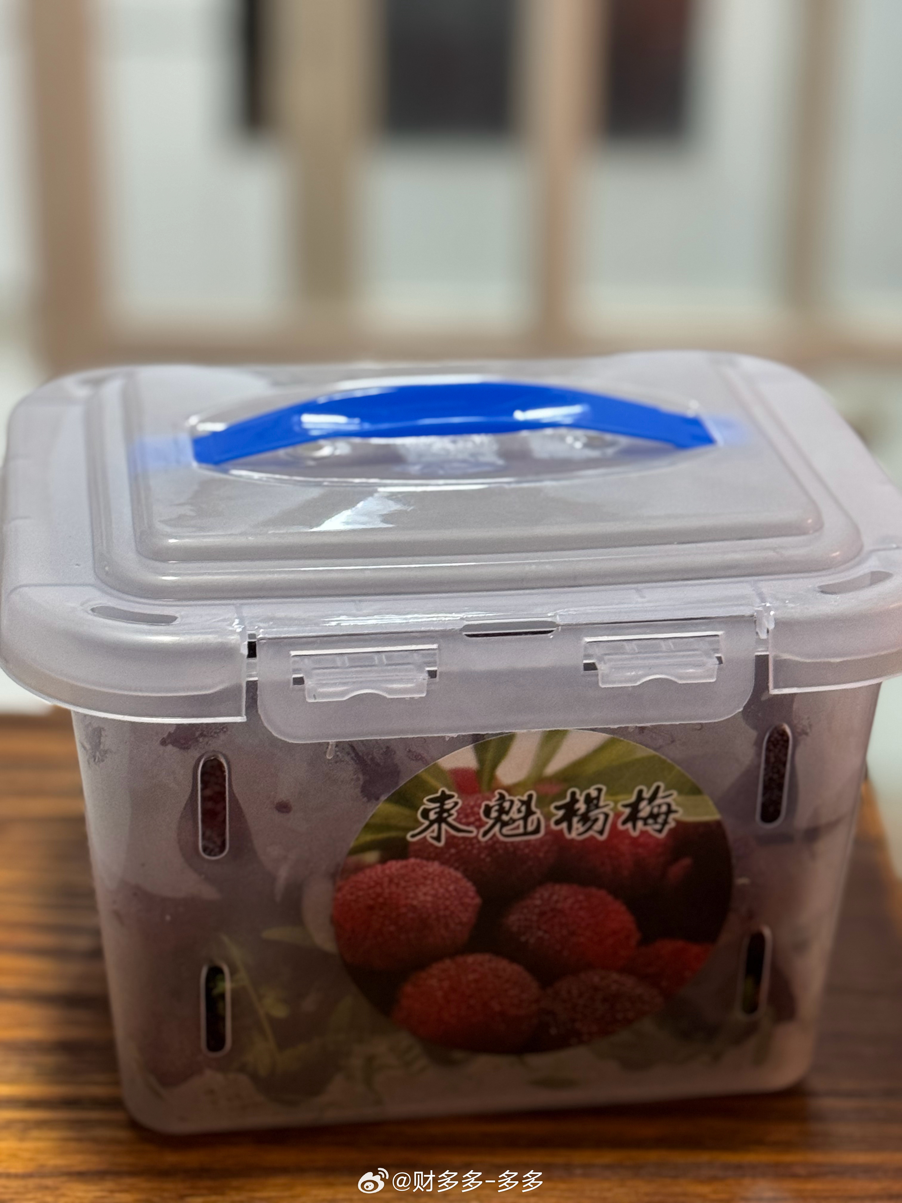 上午还在树上，这会在我餐桌上了✌️每年都能收到这么一篮子杨梅，谁还不是个有面子的