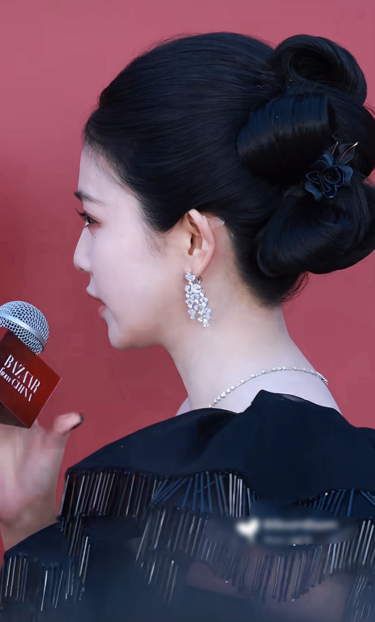 🍍才是沉迷网红审美的吧…眼睑下至妆、眼下痣、高颅顶、精灵耳贴一个都没少… ​​