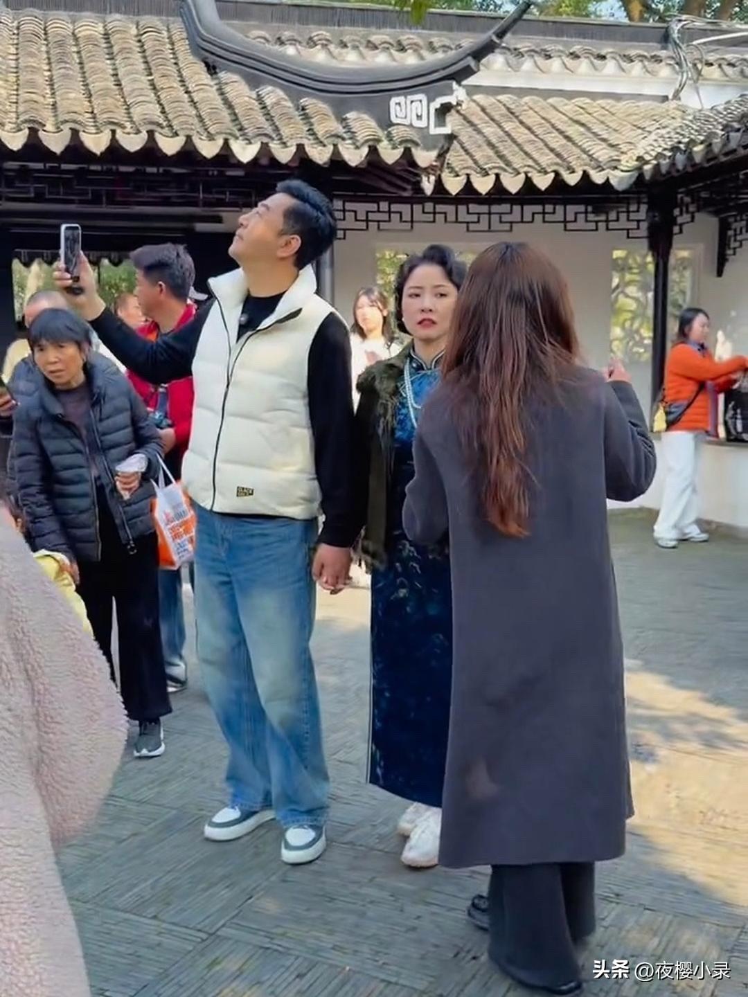 58岁郭涛和41岁老婆李燃逛苏州园林，俩人十指相扣，甜蜜恩爱真的令人羡慕啊！[灵