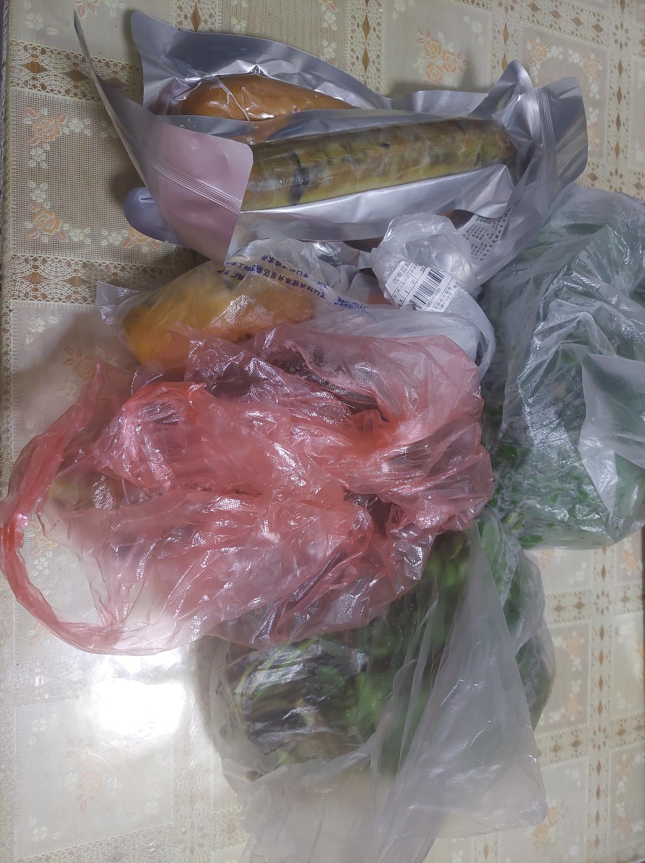 表妹带着小姨和姨父来长春，带来了一些山菜和香肠。

昨晚上，老妈就催我们去取，我