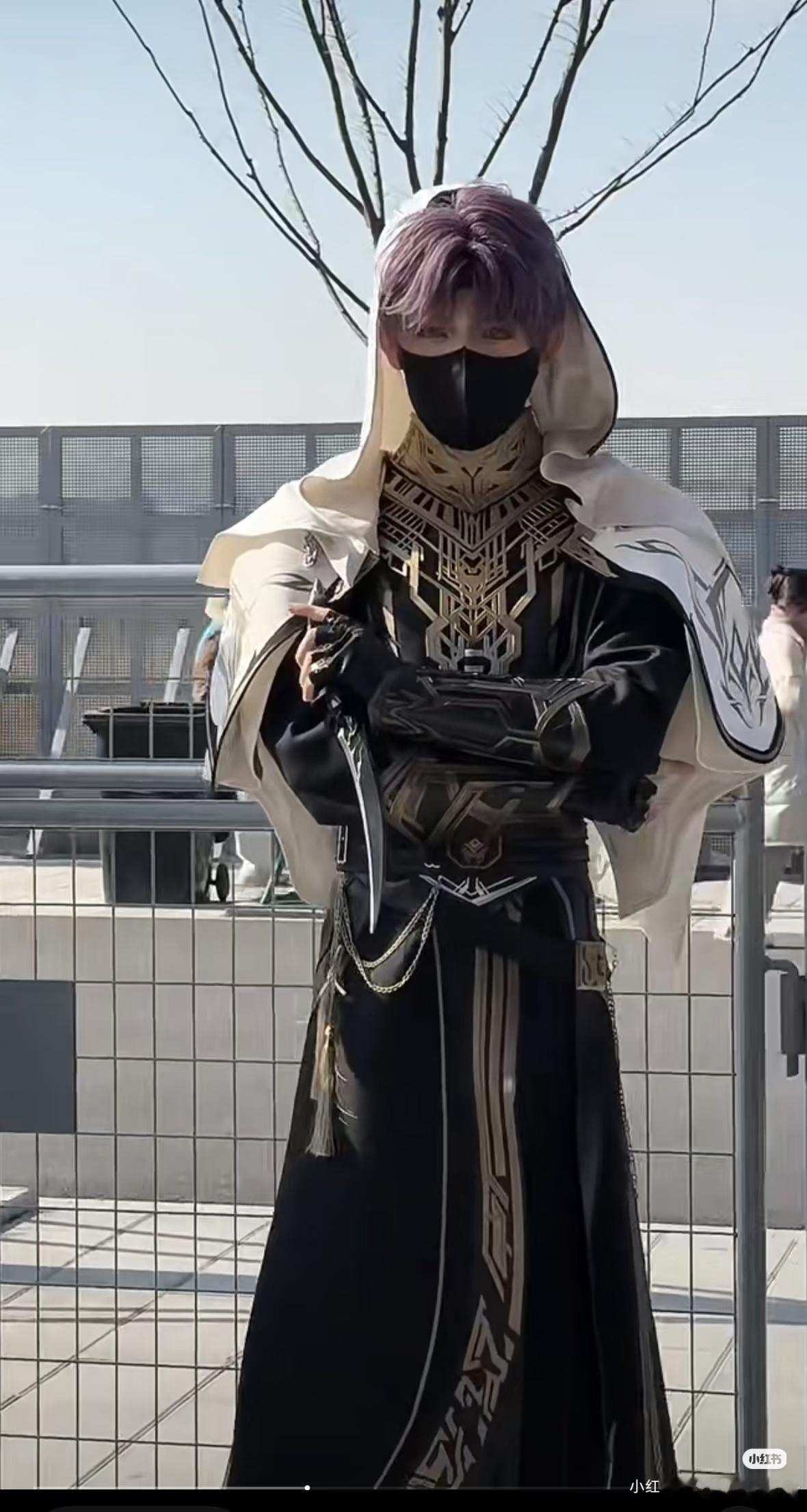 主圣大人衣服实装真的是最好看的一个，黑白金的配色好神圣，而且在几个里面真的很亮眼