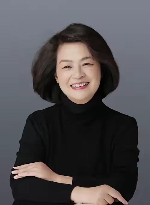 中兴这画面，估计不少打工人看了会心里发酸。

午休园区里，一边是挺着肚子慢慢走的