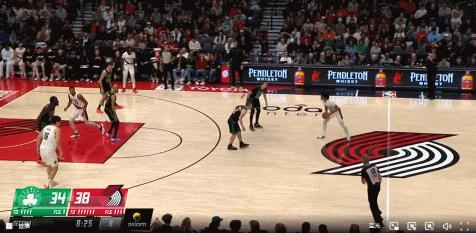 来了！杨瀚森命中生涯第二记三分！
在今天NBA常规赛开拓者对阵凯尔特人的第二节比