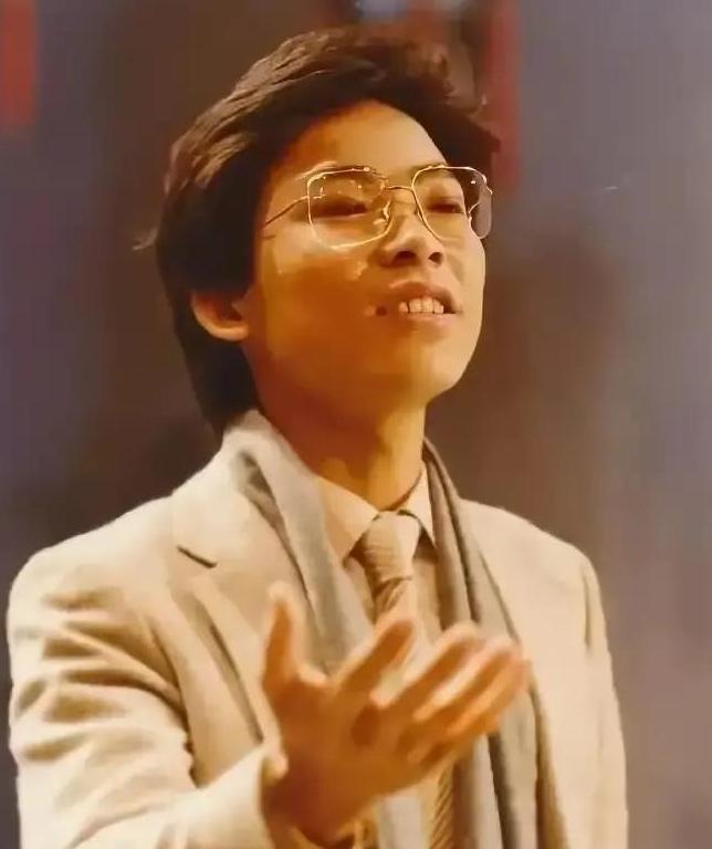 1982年，张明敏唱完 《我的中国心》后，被香港乐坛除名，正当他心灰意冷准备回电
