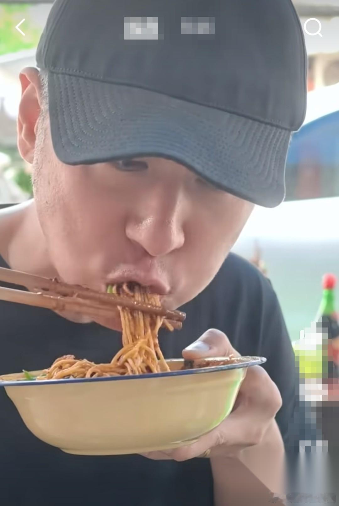 面馆老板问任重：”你现在不是很亏？” 任重一脸懵的看着老板问：“啊，亏啥？”他刚