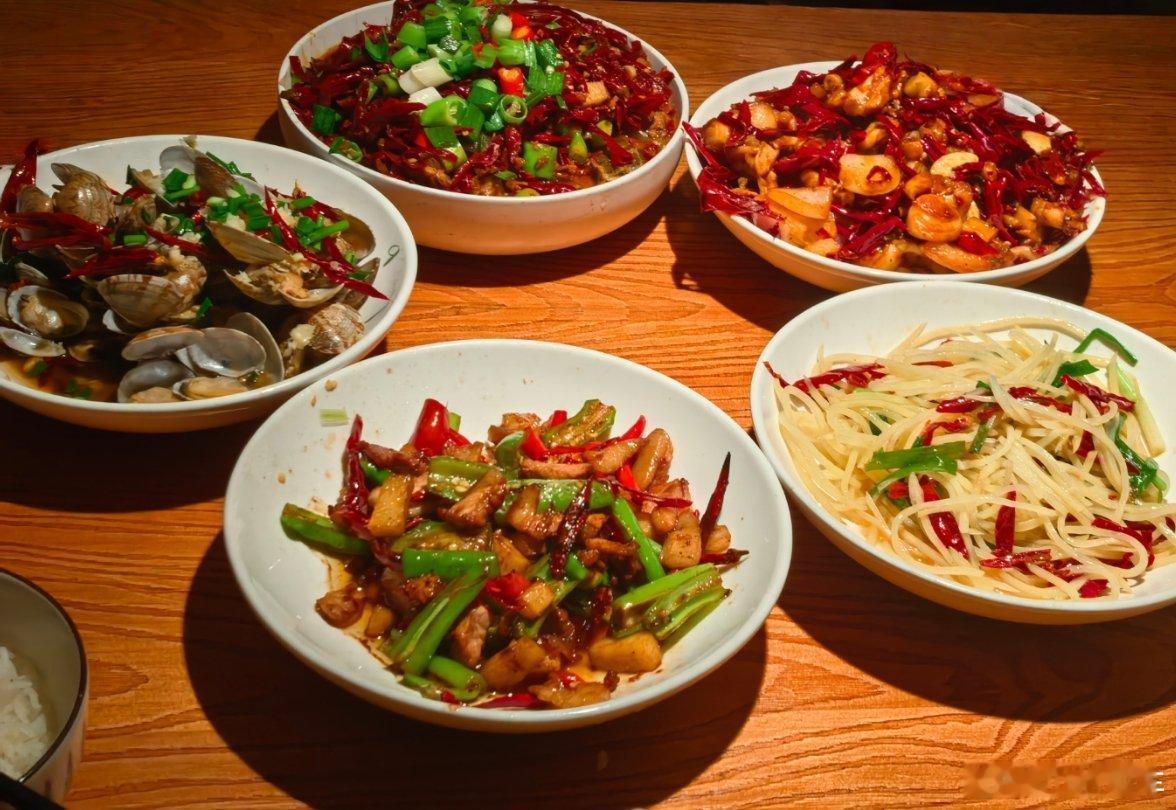 这家店真的好辣，辣椒把菜都淹没了，这是江西菜吗[允悲][允悲][允悲]  ​​​