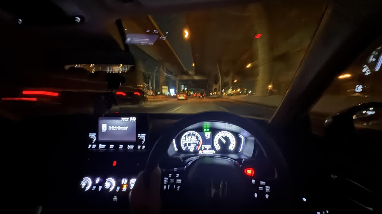 贴超黑的前挡风膜开车好难受
但泰仔就很喜欢从外看不到里面的贴膜
租了这辆思域五天