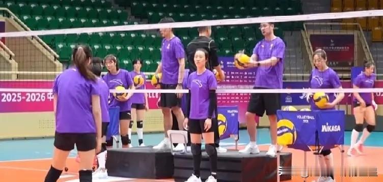 天津女排的一传是咋练出来的？看这张图就懂了！男教练直接站在凳子上往下猛扣，姑娘们