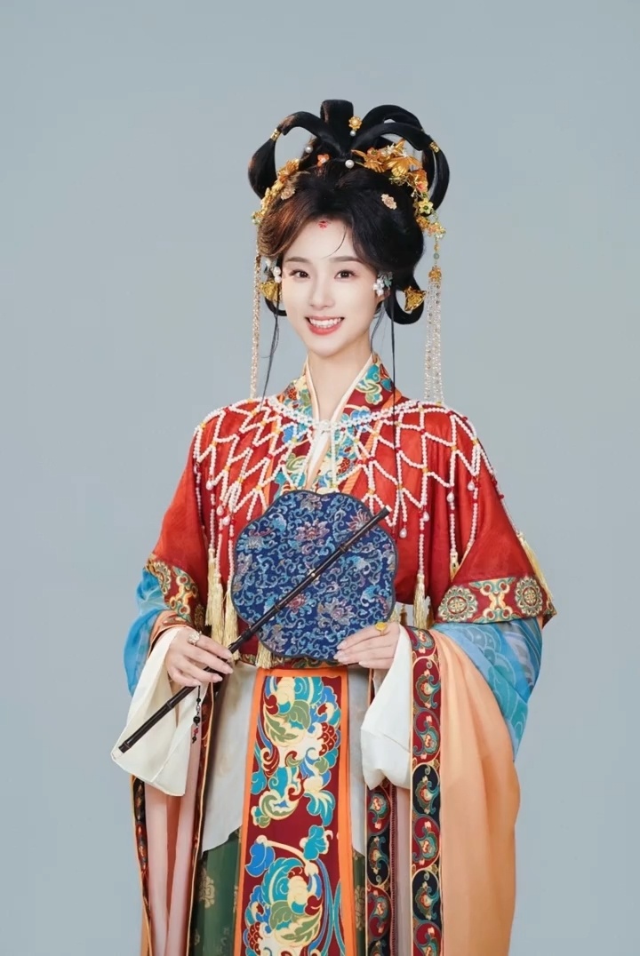 许清欢的衣橱，目前的四套衣服（第一第二套是一样的，但换了那个帘子） 