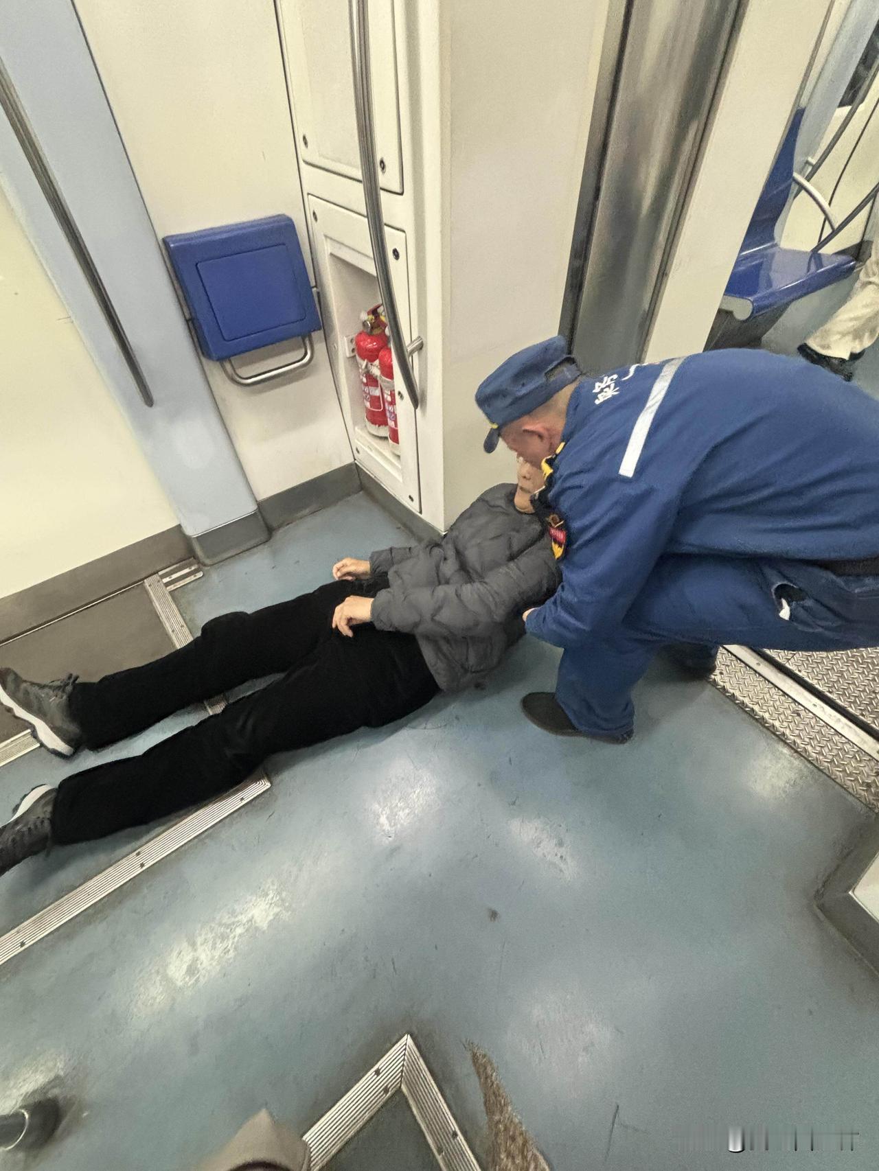 真的奉劝中老年人 喝完大酒尽量打车
晚上坐地铁2号线回家，刚到鼓楼大街站 旁边一