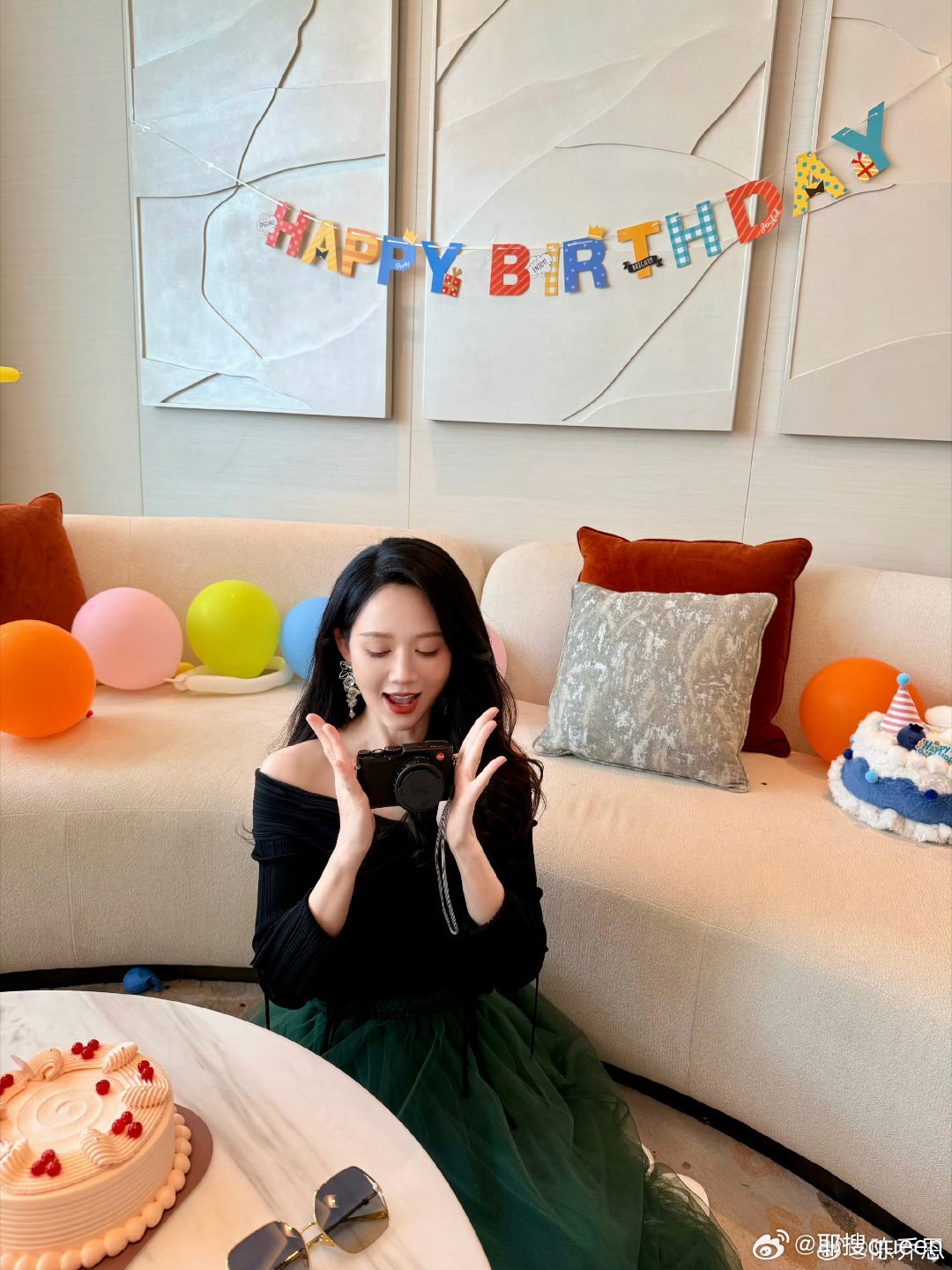 被鲜花、蛋糕和爱包围的乔恩姐，真的好温柔好幸福。 