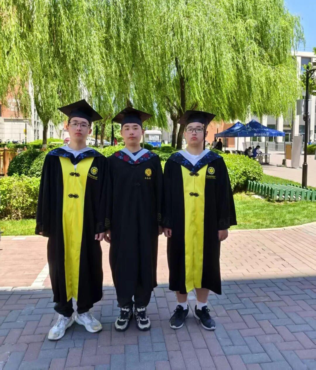 湖南衡阳市的三胞胎兄弟太争气了，四年前，他们一人考上北京大学，两人考上中国科学院
