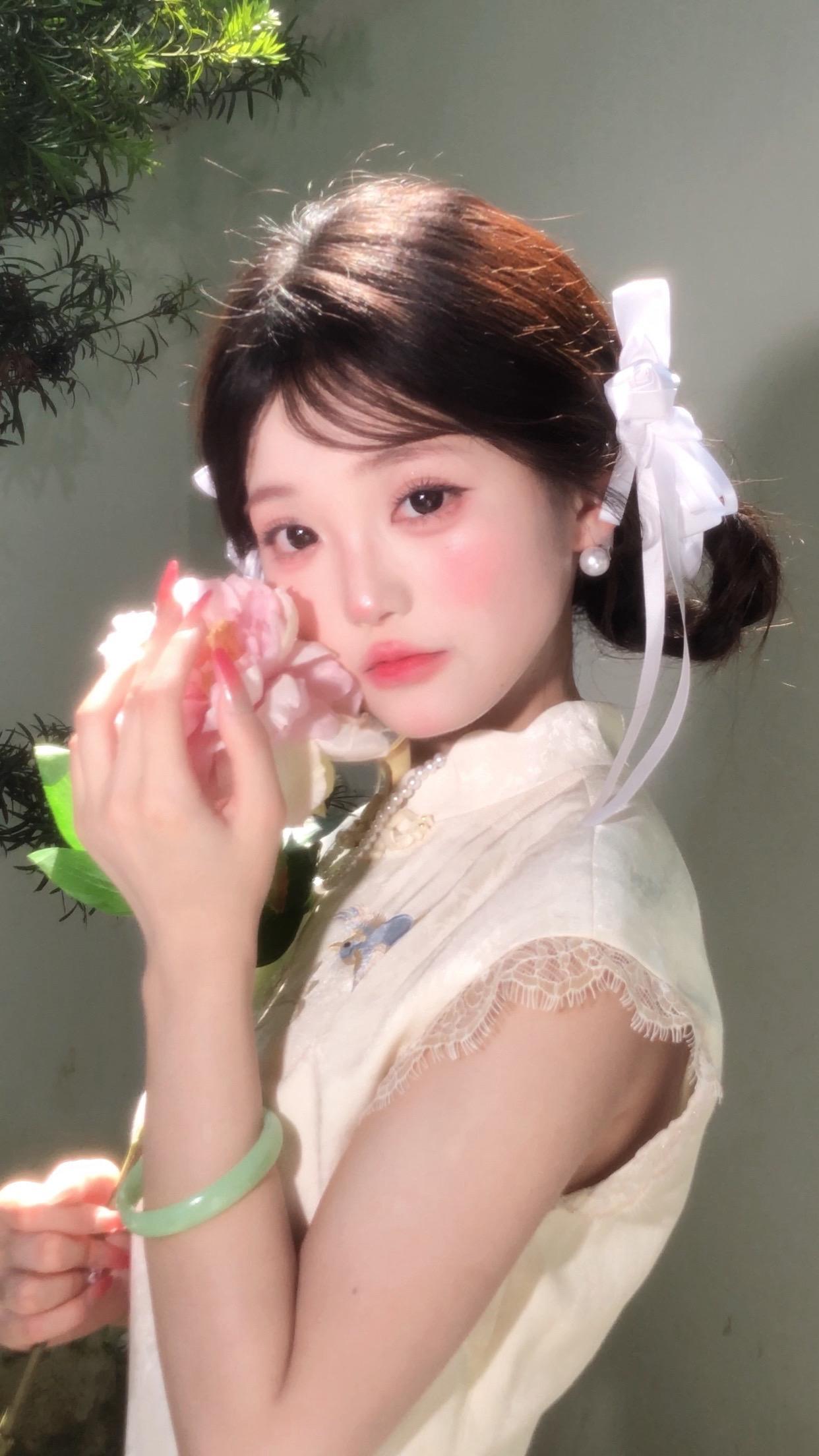 春去秋来只盼撞入你的眼眸。