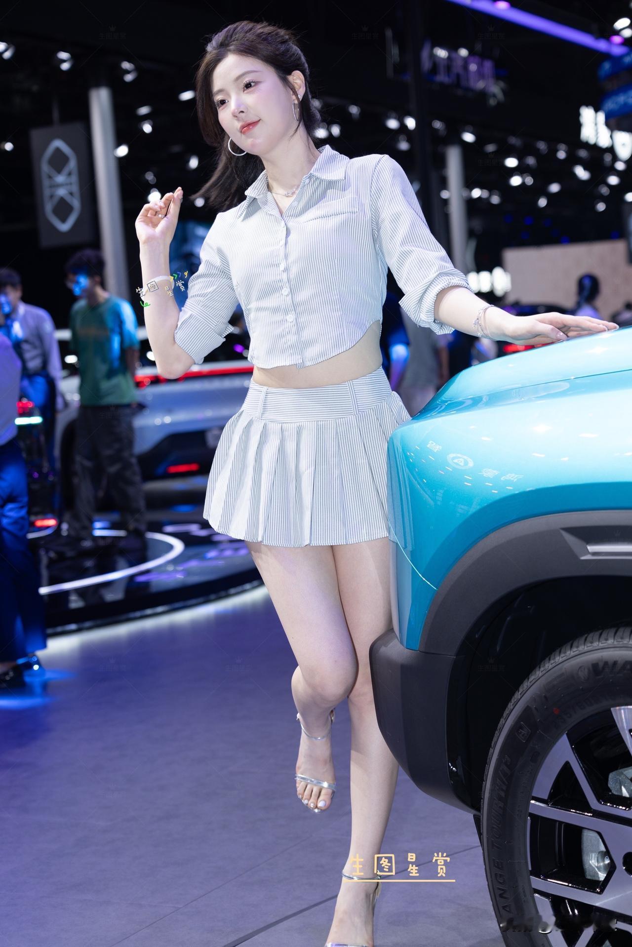 春晓2025成都车展站台
元气甜嘟嘟的白到闪眼车模