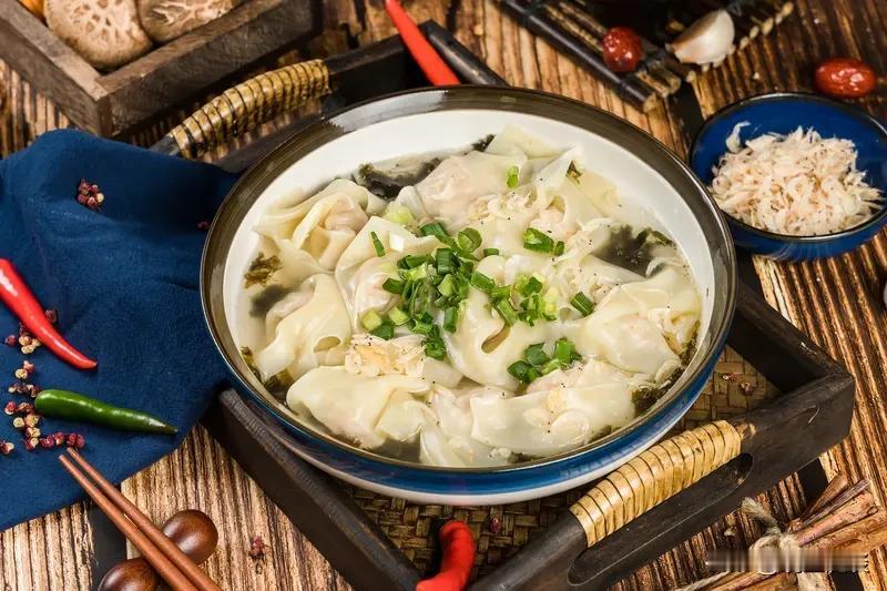 今天中午下班回家，
老公煮的馄饨，
我吃着早上的剩饭疙瘩汤，
老公吃了昨晚的剩蛋