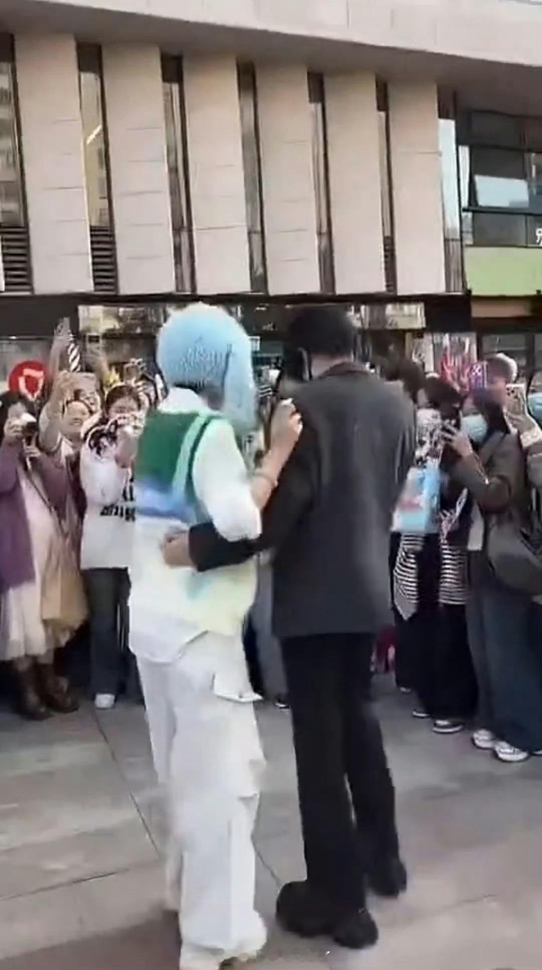 6.0cp粉在华策大楼下cos梓渝、田栩宁被带走了，X.0的cp粉都好癫啊