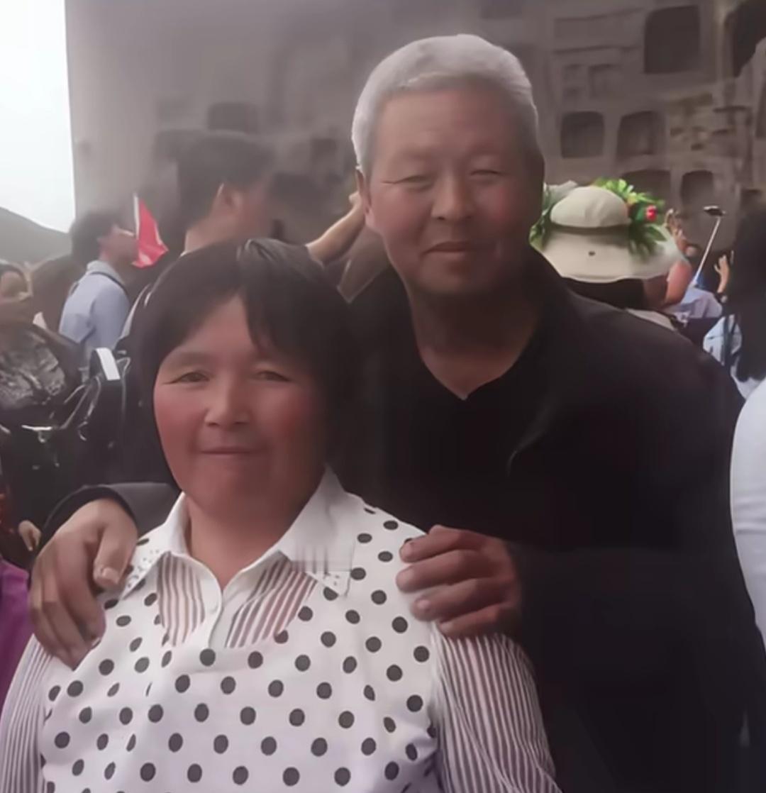 父亲去世后，母亲和其他男人没有领证生活了16年，如今生病继父却不管不问。女子称，