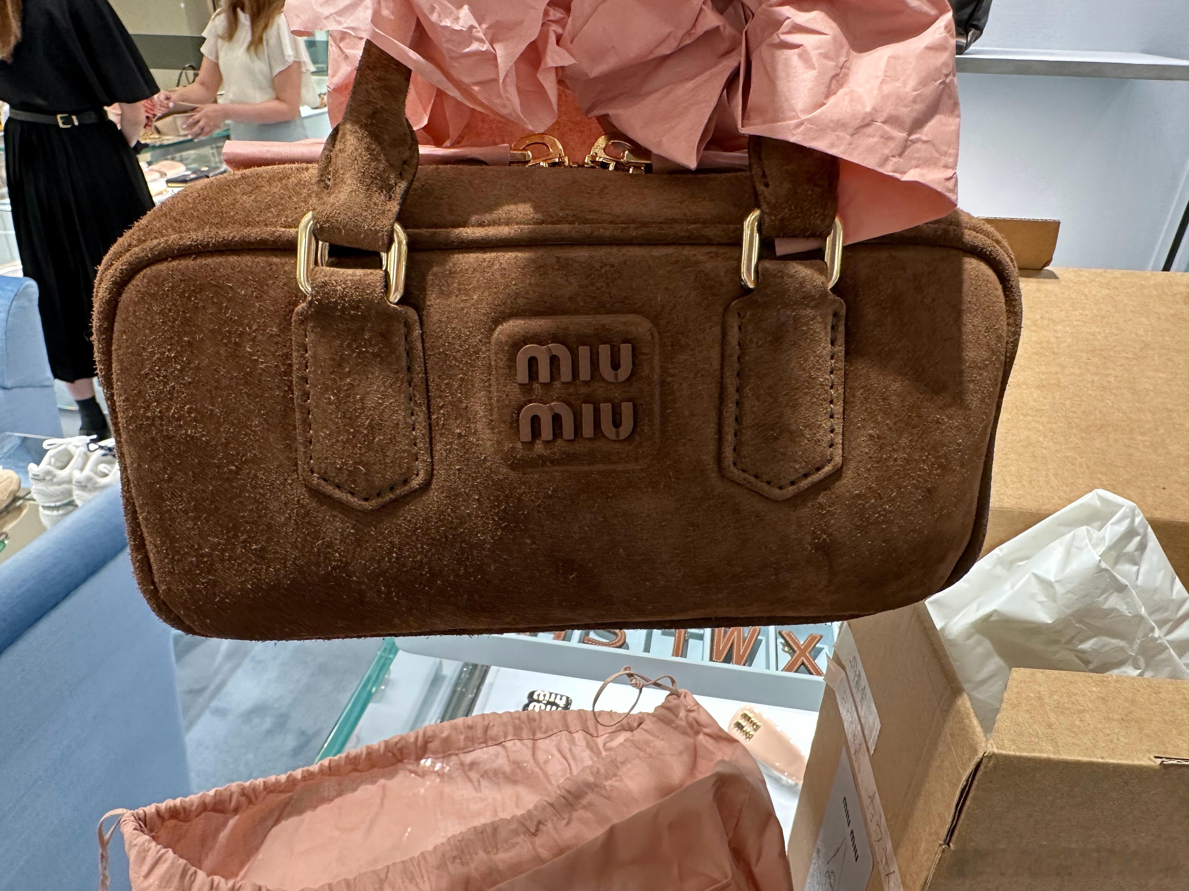 24秋冬的新款保龄球换成麂皮材质了[馋嘴]太像一块生巧了小小的可可爱爱[抱一抱]