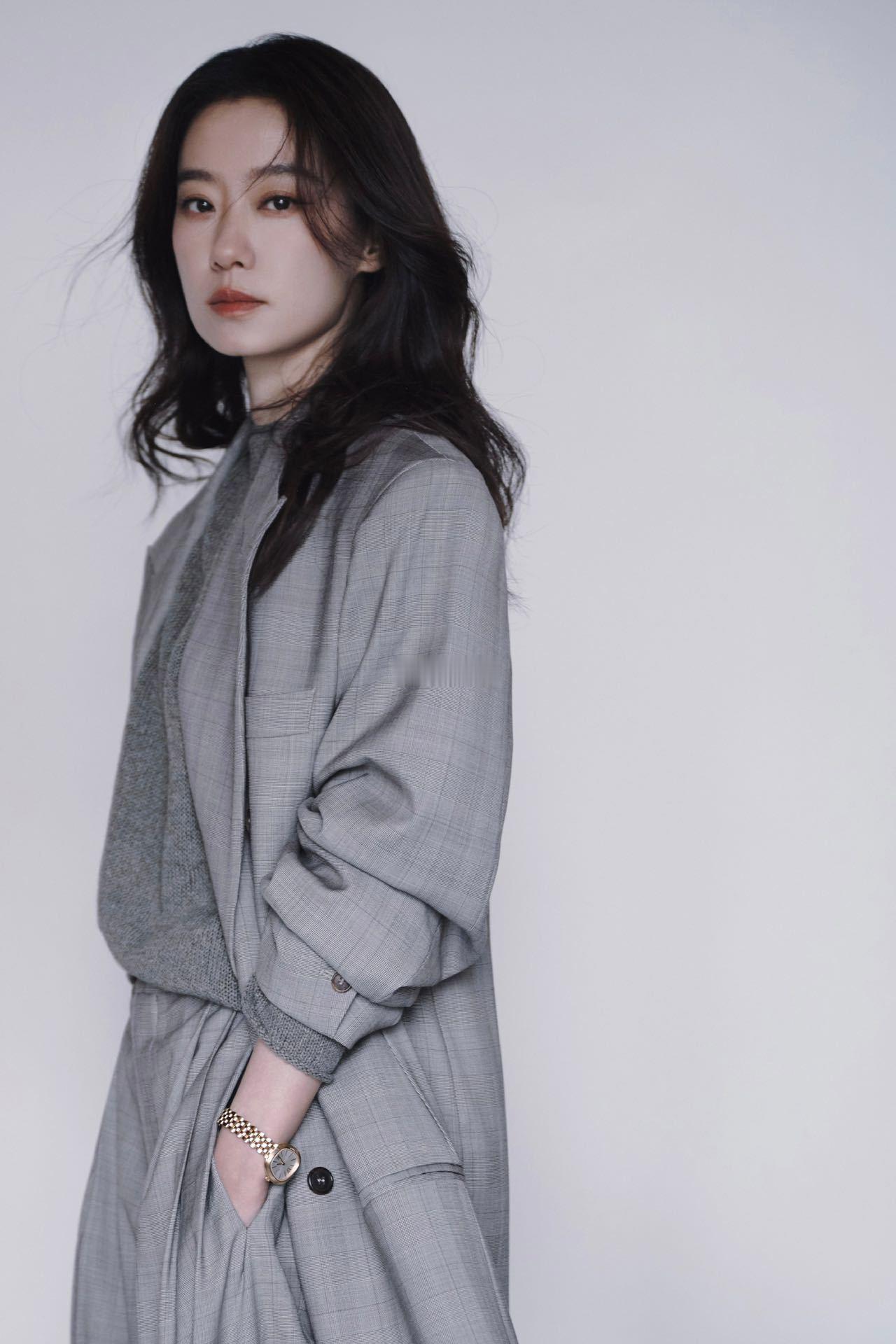 张小斐天坛奖评委首亮相 张小斐今天这套评委造型太适合她了，灰色西装搭针织衫大波浪