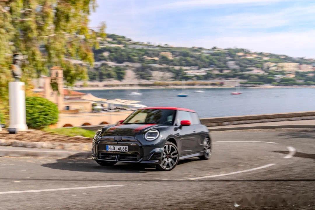 看看JCW套件加持下的纯电动MINI Cooper SE ，最大输出功率218马