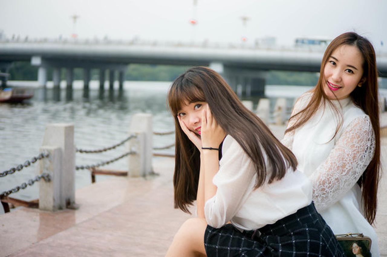 怀疑女朋友出轨可太闹心了。要是感觉她有点精神出轨，先别急着发火。像我之前一朋友，