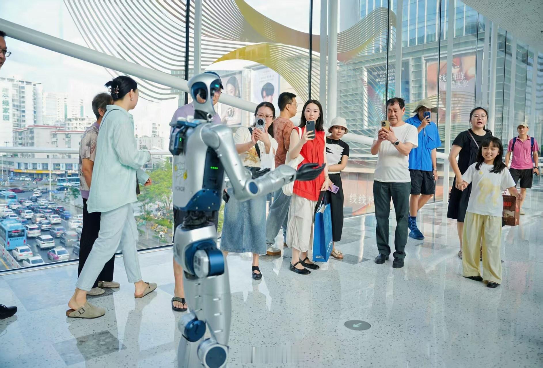 厦门万象城荣耀体验店人气爆棚！5月23日荣耀机器人化身一日店长，现场人是真多！机