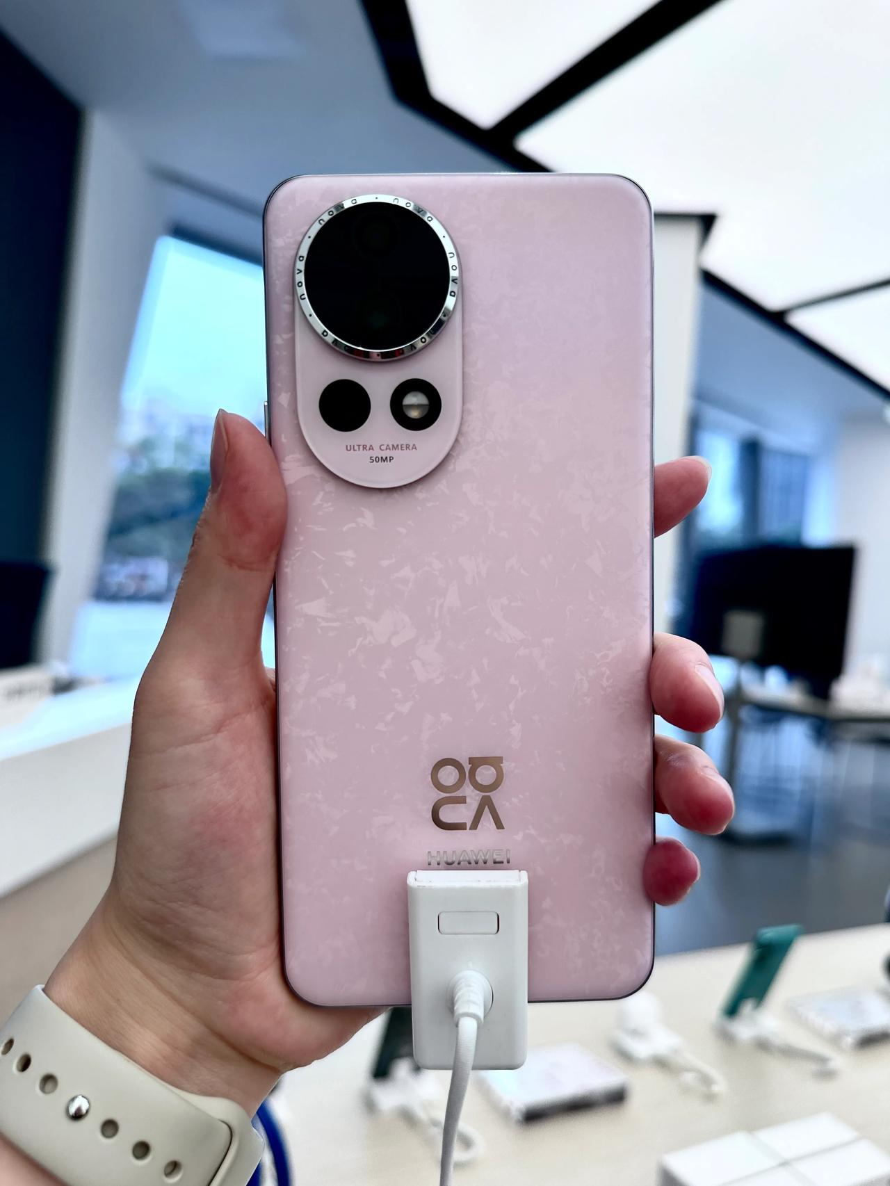 在华为店体验了一下HUAWEI nova 12四个机型，活力版的手感确实差一些，